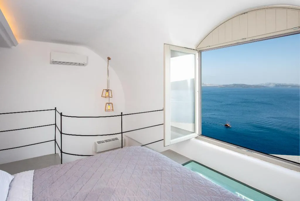 SUITE DELUXE WITH PRIVATE POOL Room, La Perla Villas and Suites, Santorini
