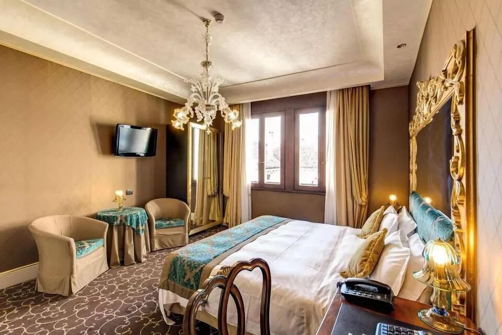 TWIN SUPERIOR Room, Pesaro Palace, Venice