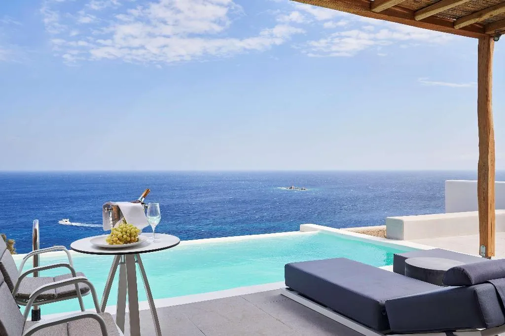 SUITE DELUXE WITH PRIVATE POOL Room, Radisson Blu Euphoria Resort, Mykonos