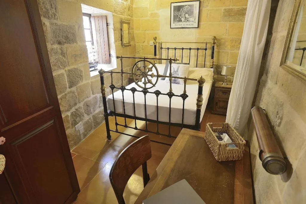 Room, The Burrow Guest House, Malta