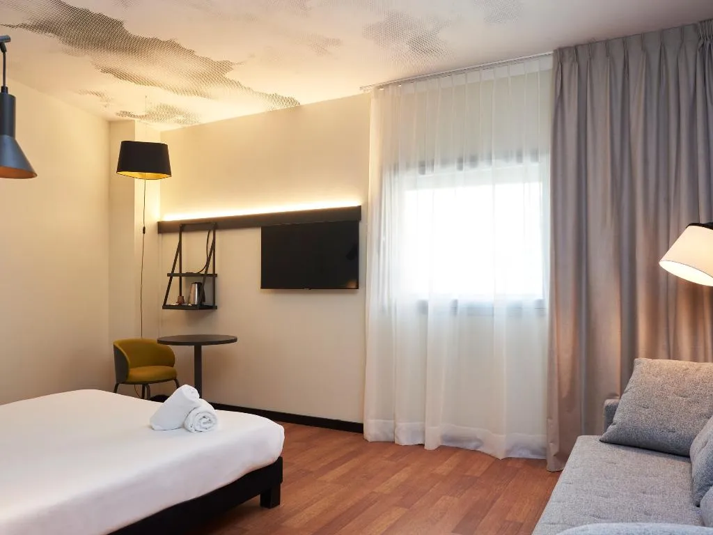 DOUBLE Accessible SUPERIOR Room, Ibis Madrid Aeropuerto Barajas, Madrid