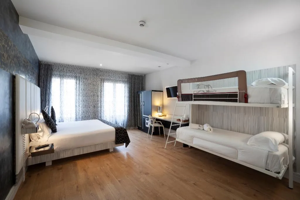 QUADRUPLE STANDARD Room, Petit Palace Savoy Alfonso XII, Madrid