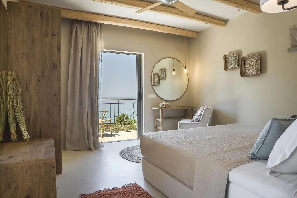 Room, F Zeen, Kefallinia