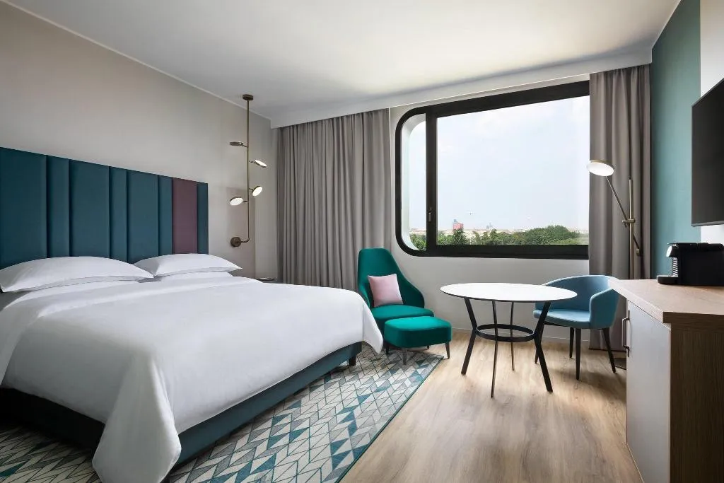 DOUBLE EXECUTIVE KING BED Room, Sheraton Milan San Siro, Milan
