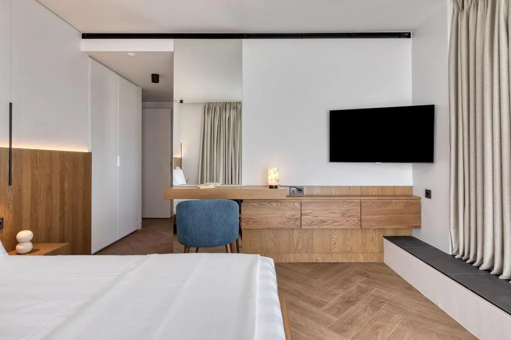 Room, Neoma, Athens