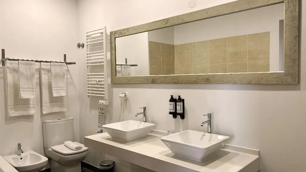 FAMILY ROOM DELUXE ONE BED Room, Casa do Bairro by Shiadu, Lisbon