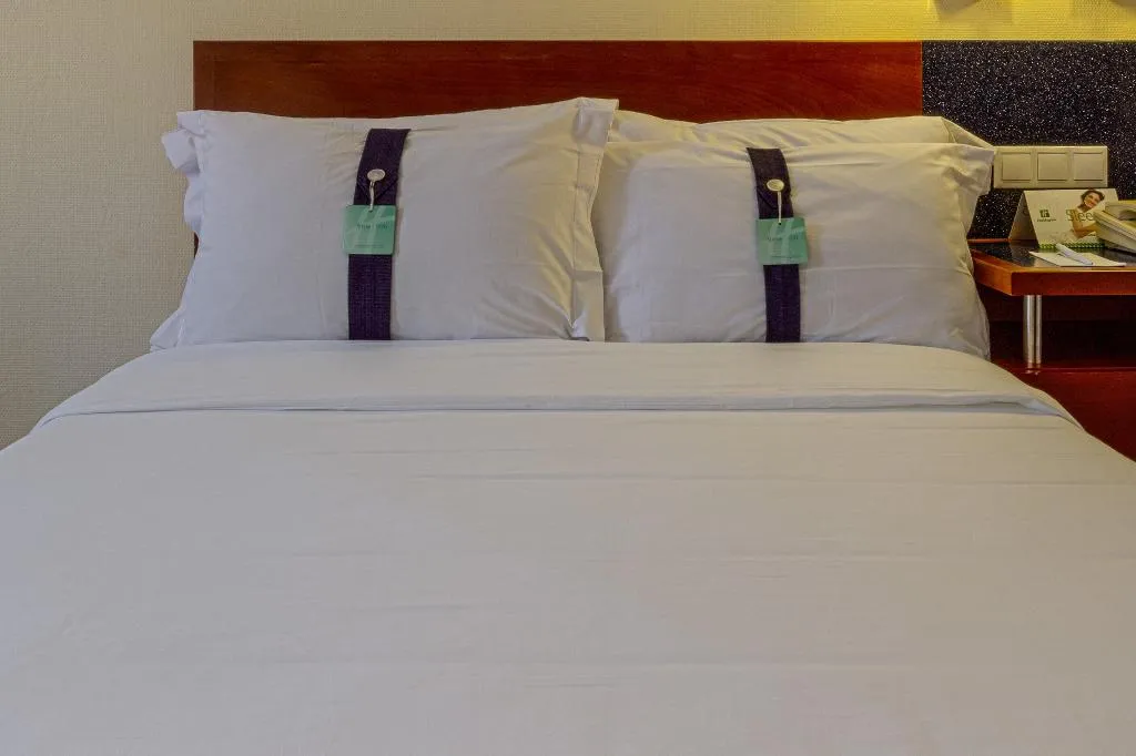 QUADRUPLE TWO DOUBLE BEDS Room, Holiday Inn Lisboa, Lisbon