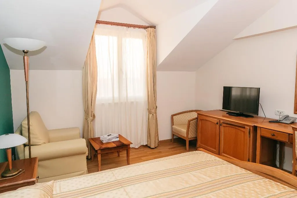DOUBLE STANDARD Room, Spongiola, Split