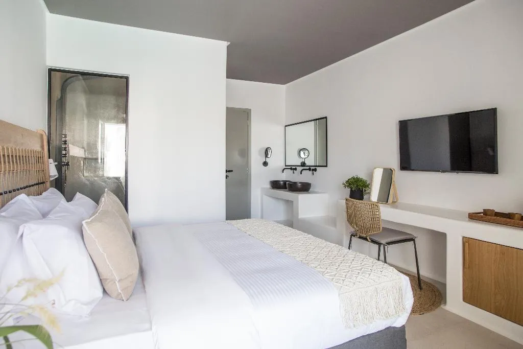 SUITE BEACH FRONT Room, Adorno Suites Mykonos, Mykonos