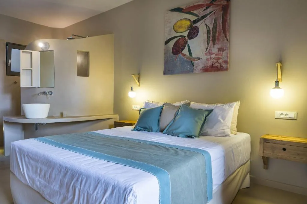 Room, F Zeen, Kefallinia