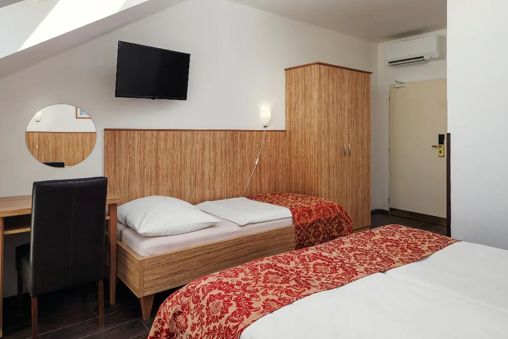 TRIPLE SUPERIOR WITH AIR CONDITIONING Room, Superior Hotel, Prague