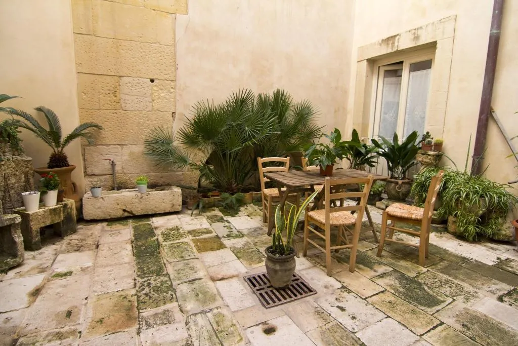 Terrace, La Via Della Giudecca, Catania