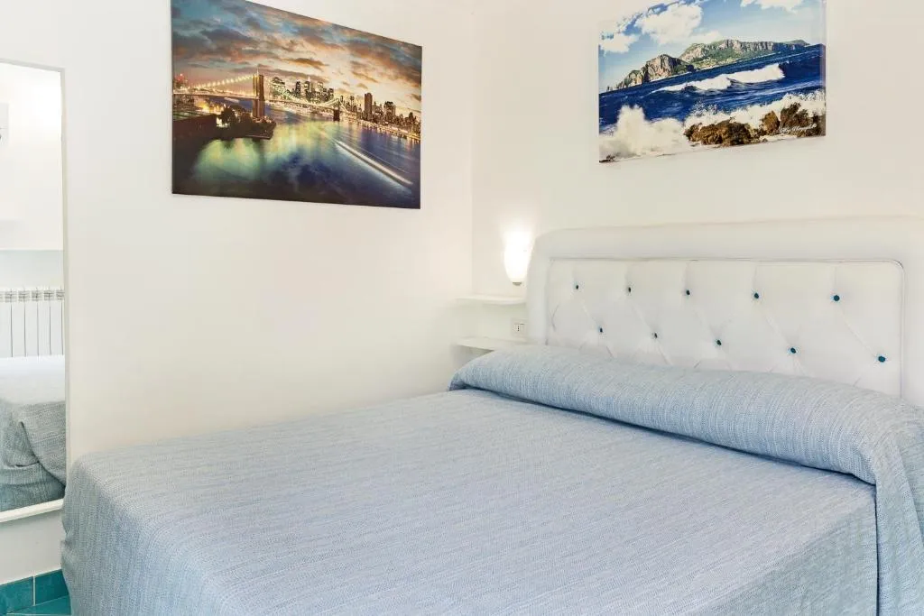 QUADRUPLE TWO BEDROOMS ONE BATHROOM Room, Carmencita, Naples