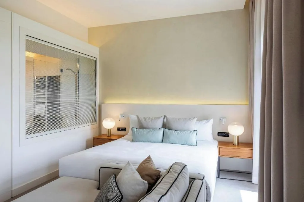 DOUBLE DELUXE KING BED Room, JW Venice, Venice