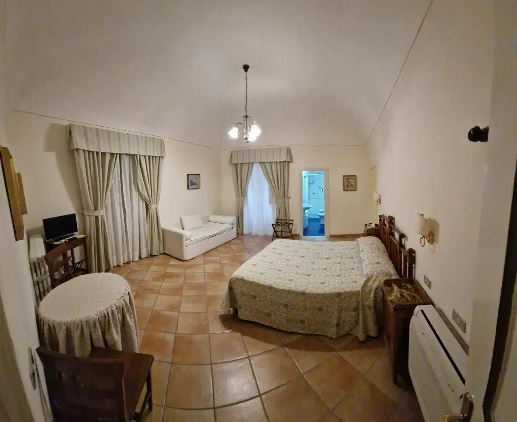 TRIPLE DELUXE Room, Hotel Toro, Naples