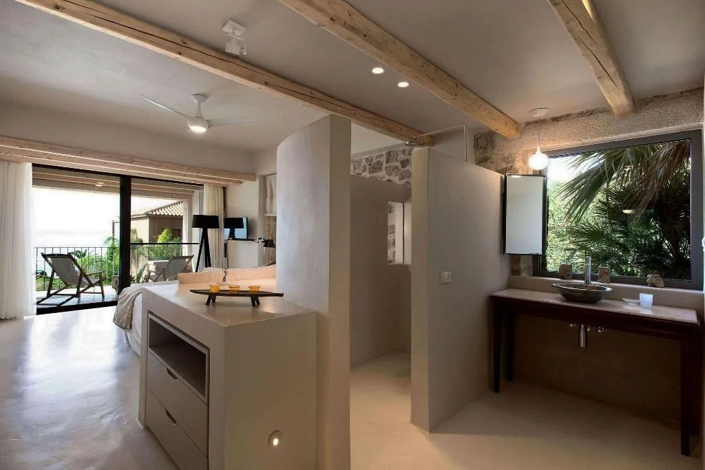 Room, F Zeen, Kefallinia