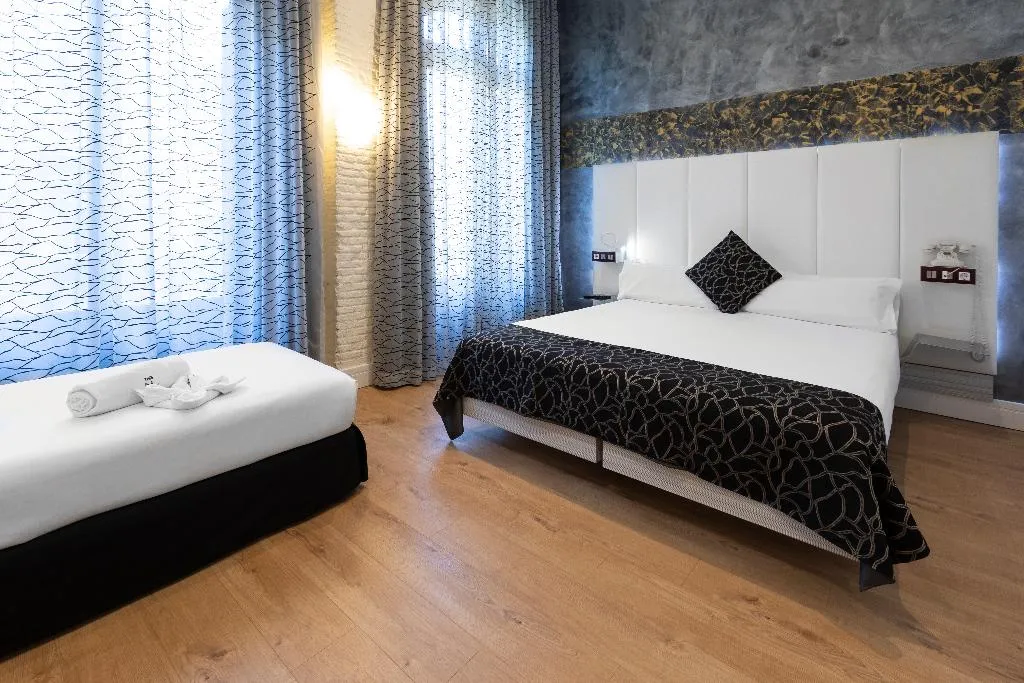 TRIPLE STANDARD Room, Petit Palace Savoy Alfonso XII, Madrid