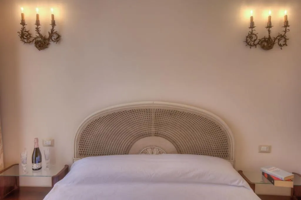 Room, Rome Charming Suites, Naples