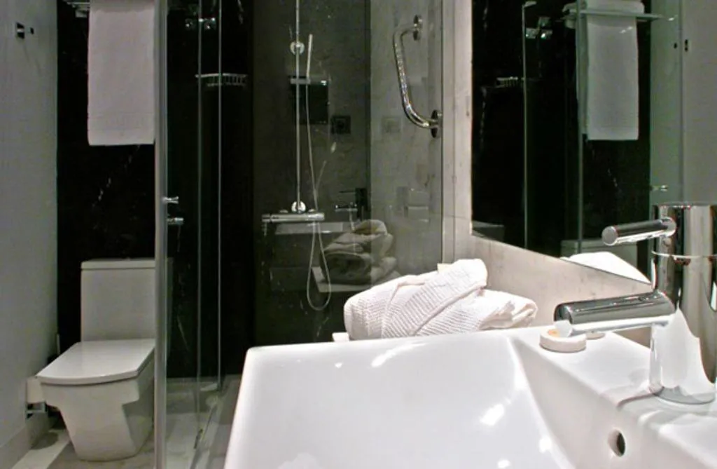 FAMILY ROOM THREE BEDS Room, Grupotel Gran Via 678, Barcelona
