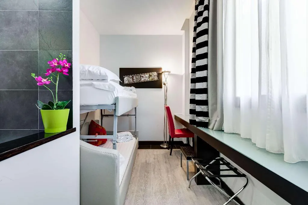 TRIPLE QUEEN SIZE BED Room, Best Western Cinemusic Hotel, Naples