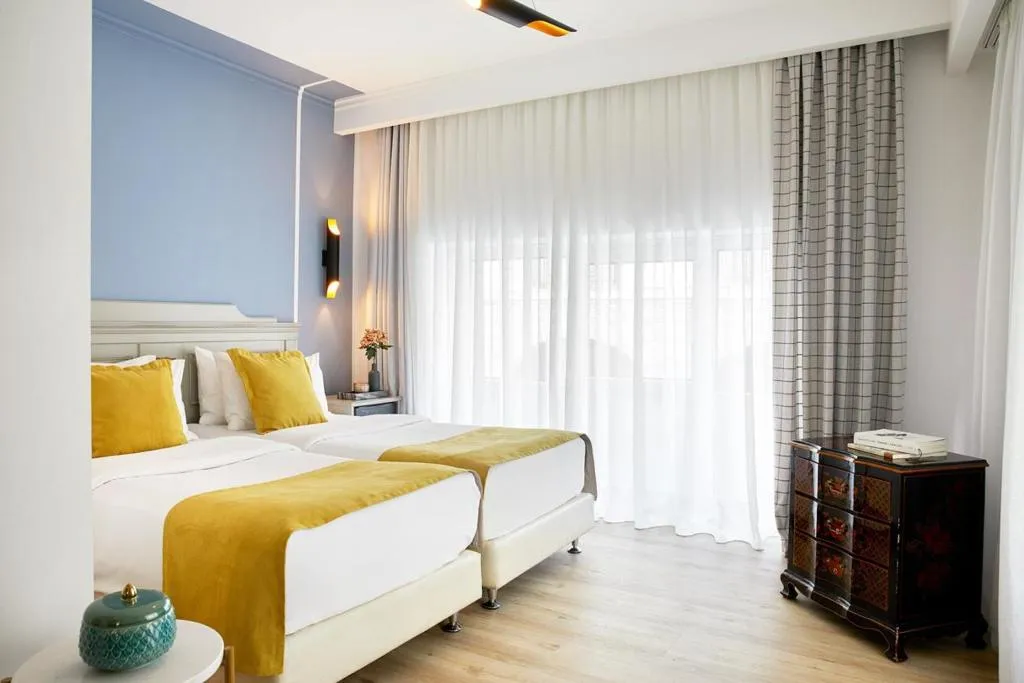 Room, Luxembourg, Halkidiki
