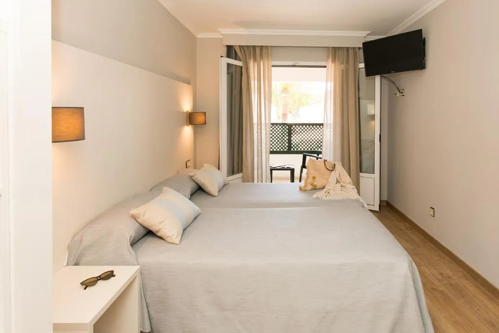 APARTMENT CAPACITY 5 Room, Minura Cala Galdana & Apartamentos d´Aljandar, Menorca