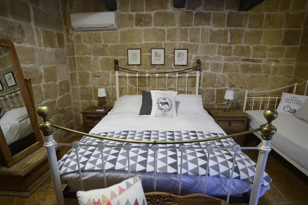 Room, The Burrow Guest House, Malta