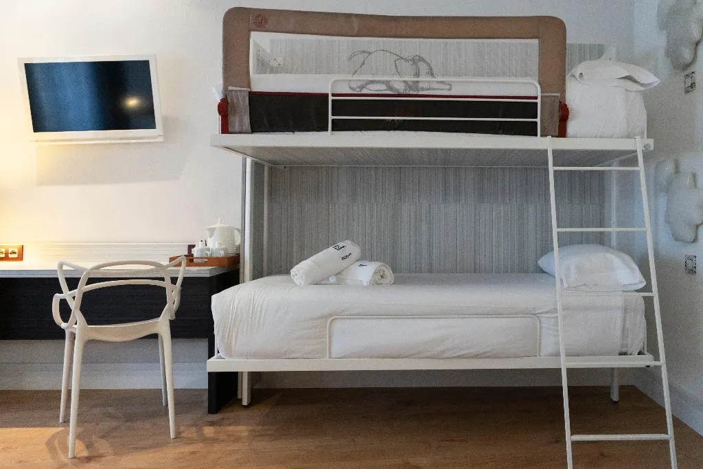 QUADRUPLE STANDARD Room, Petit Palace Savoy Alfonso XII, Madrid