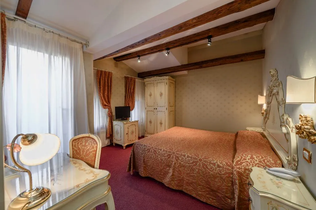 Double or Twin CLASSIC WITH TERRACE Room, Locanda Al Leon, Venice