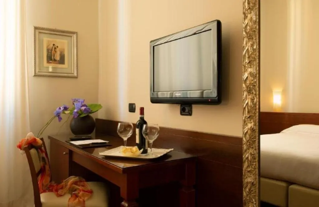 DOUBLE CLASSIC Room, Fenice Hotel Milan, Milan
