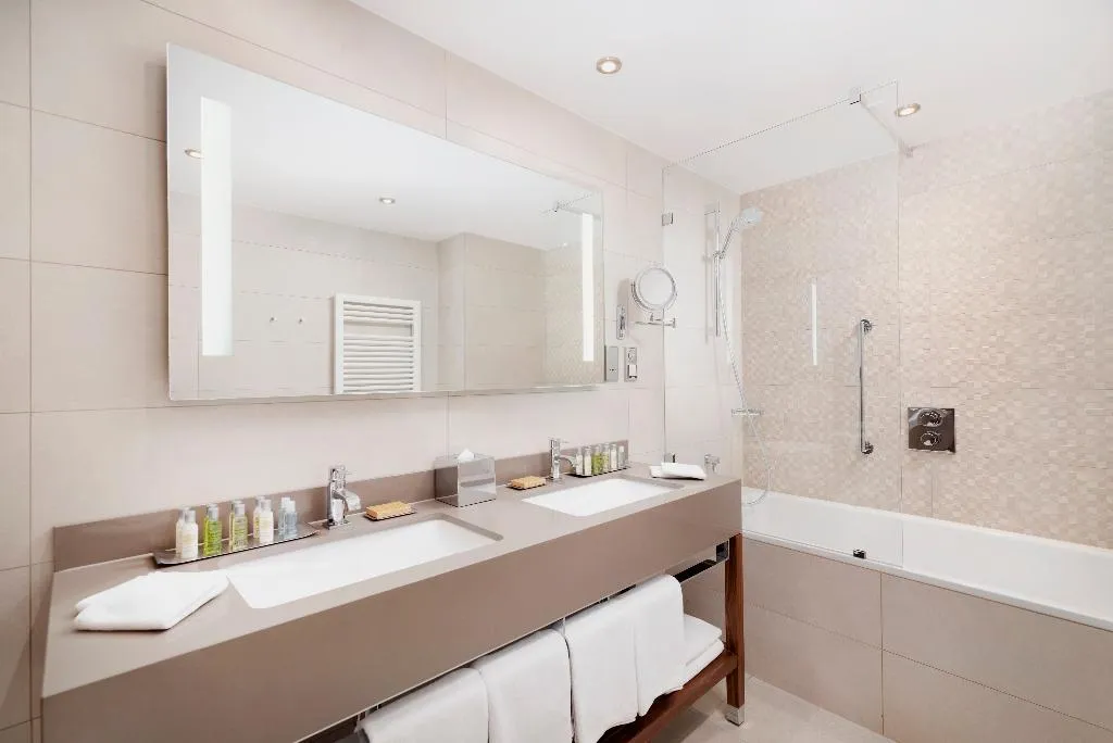 JUNIOR SUITE KING SIZE BED Room, DoubleTree by Hilton Krakow Hotel & Convention Cen, Krakow