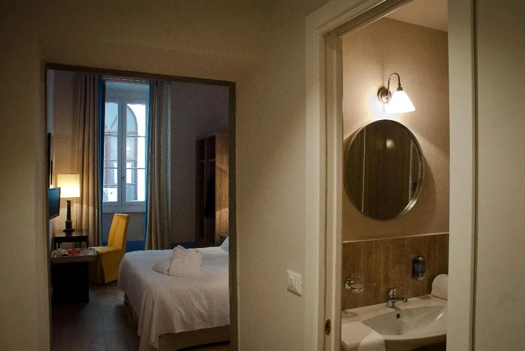DOUBLE STANDARD Room, Black 5 Florence Suite, Florence