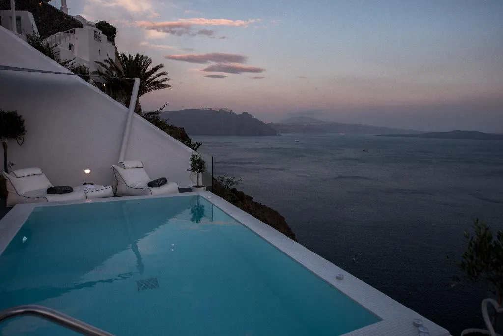 SUITE DELUXE WITH PRIVATE POOL Room, La Perla Villas and Suites, Santorini