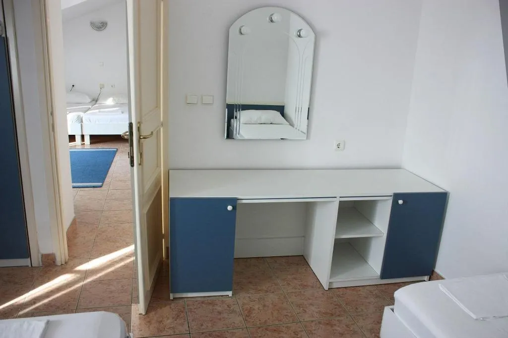 Room, Ivan, Split