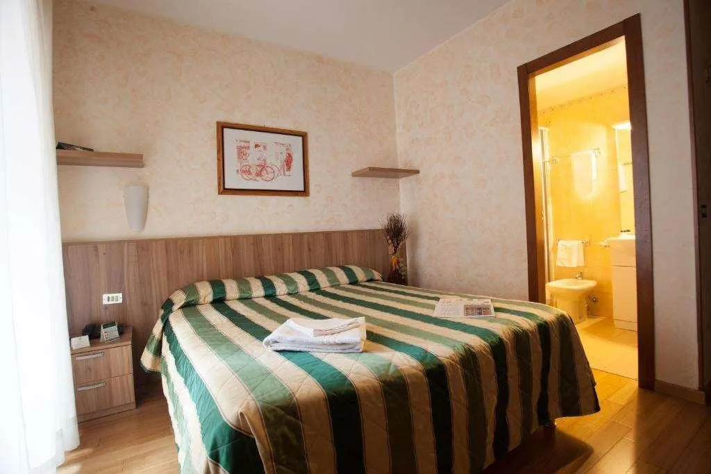 Room, Residence Desenzano, Milan