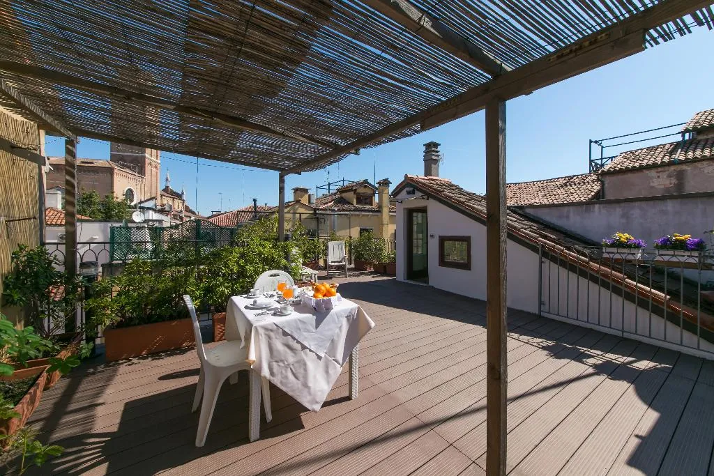 General view, Pantalon, Venice