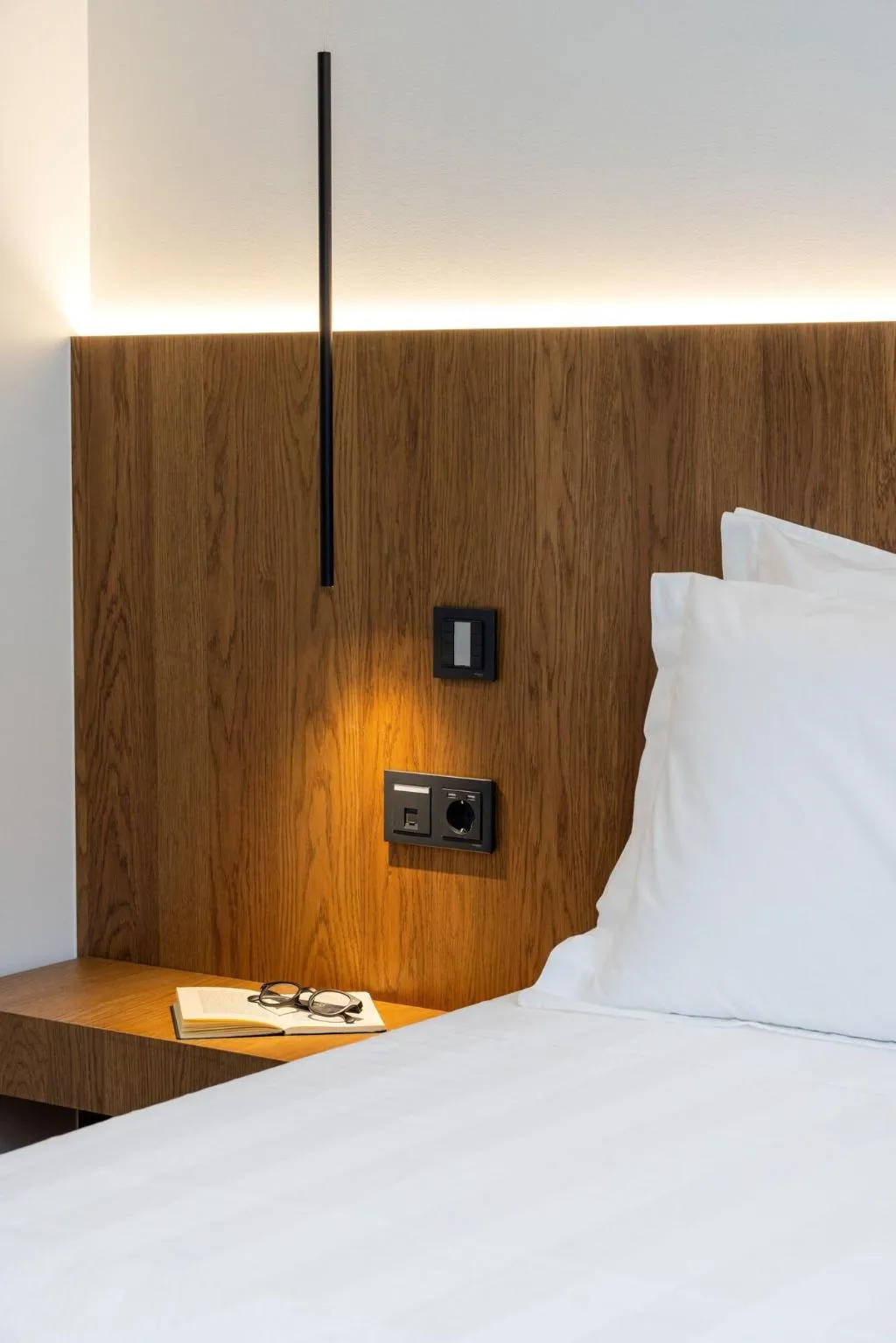 Room, Neoma, Athens