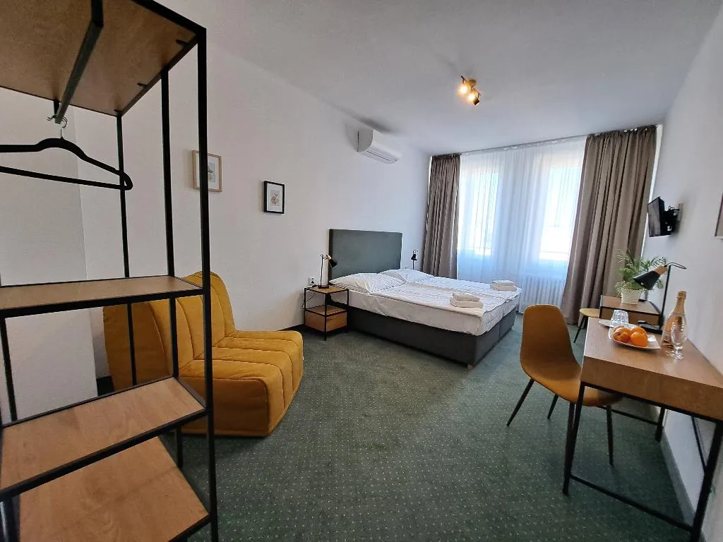 Double or Twin KING SIZE BED Room, Legie, Prague