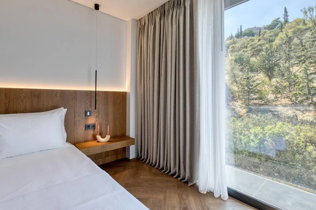 Room, Neoma, Athens