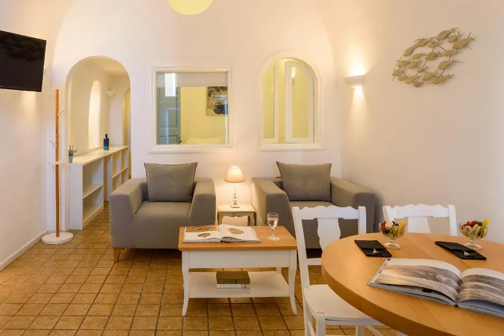JUNIOR SUITE WITH JACUZZI Room, Pantelia Suites, Santorini