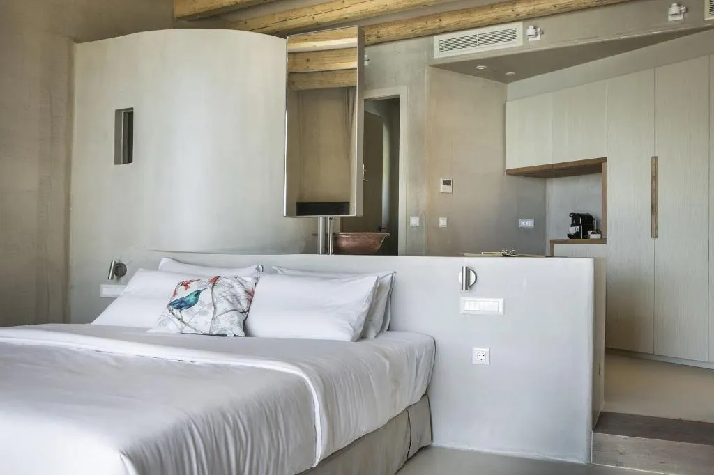 Room, F Zeen, Kefallinia