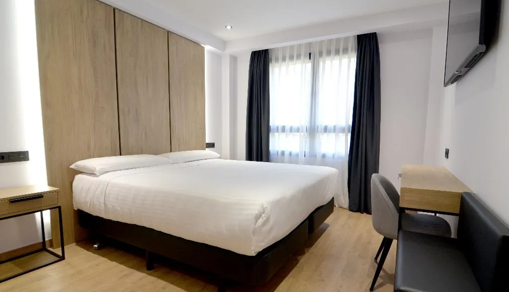 DOUBLE STANDARD Room, Uve Marcenado, Madrid