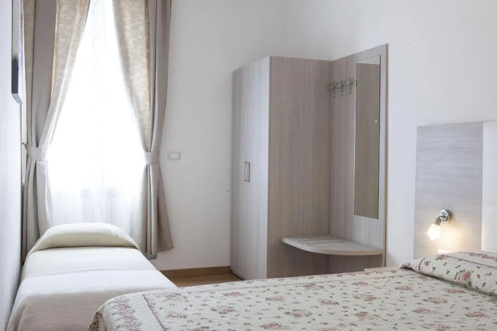 Room, Albergo Amalfi Milano, Milan