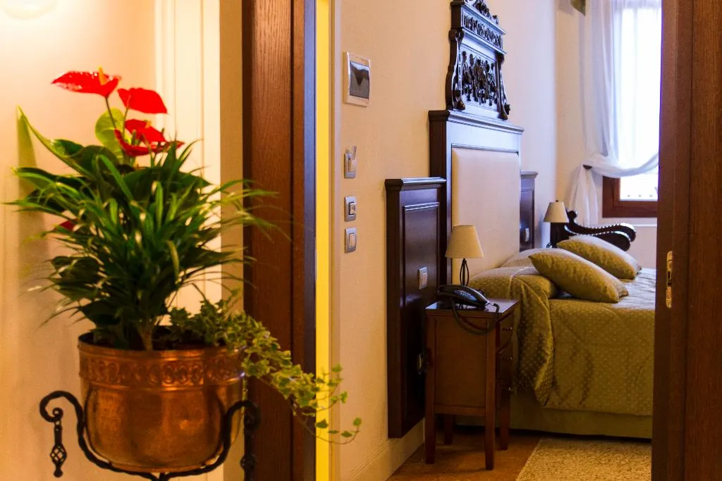 Room, Sant Antonin, Venice