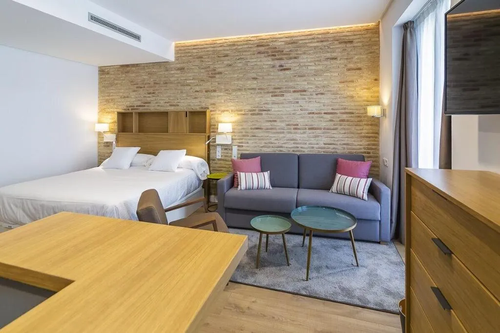 Room, Aquitania Home Suites, Seville