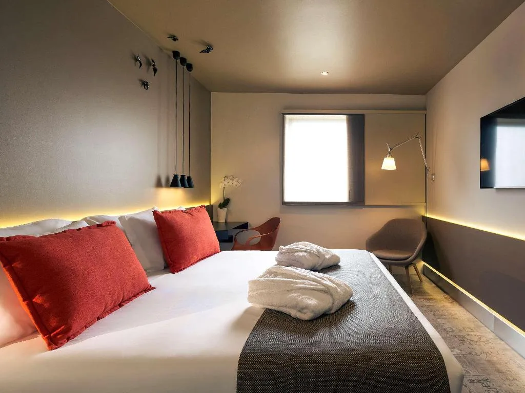 DOUBLE SUPERIOR WITH DOUBLE BED Room, Mercure Porto Centro Santa Catarina, Porto