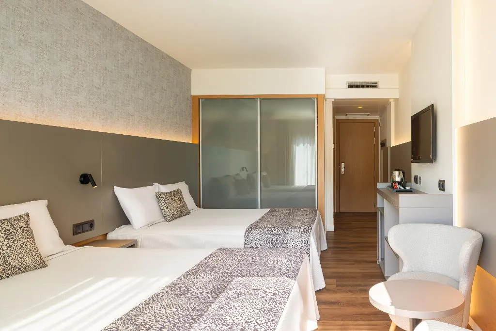 QUADRUPLE STANDARD Room, Golden Bahia de Tossa & Spa, Costa Brava