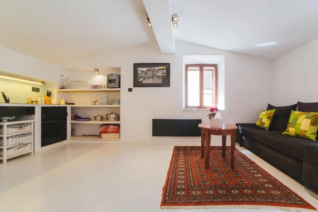 Room, House Karkovich, Split