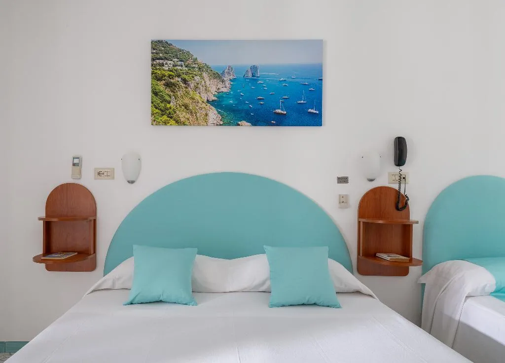 TRIPLE ONE BEDROOM ONE BATHROOM Room, Carmencita, Naples
