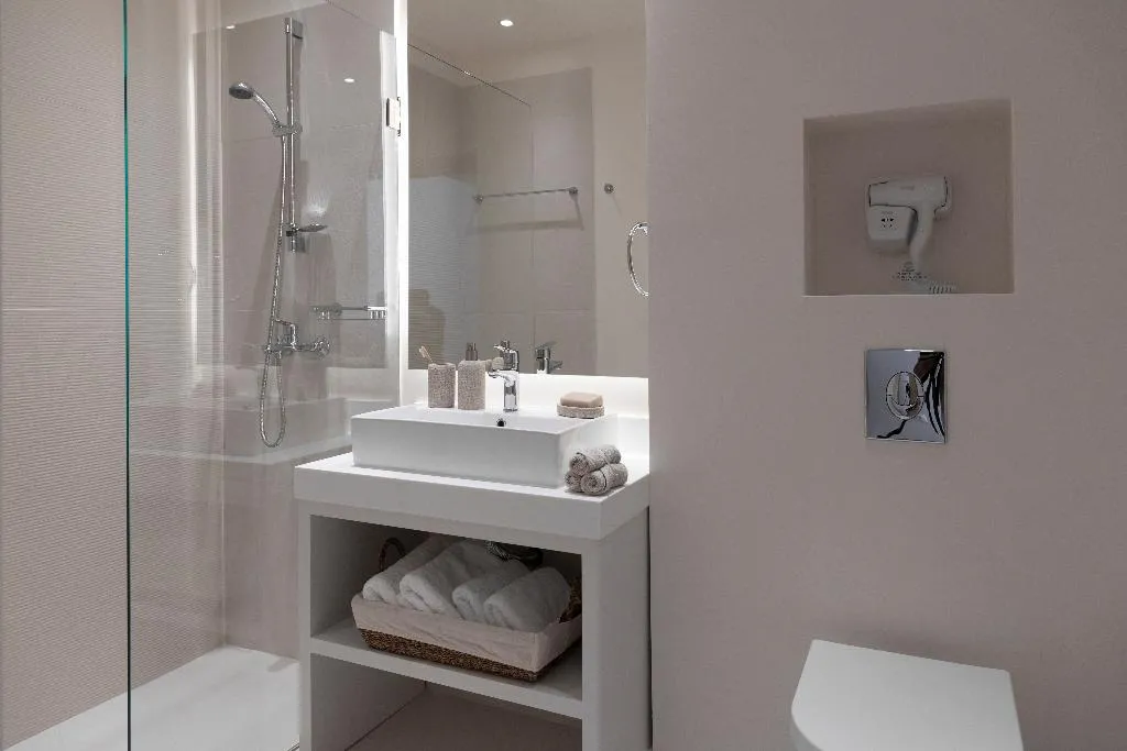 DOUBLE CLASSIC Room, Gallery Suites &  Residences Piraeus, Athens
